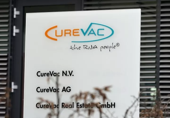 Vista de un logotipo de la empresa biofarmacéutica CureVac en el edificio principal de Tuebingen, Alemania. Foto: EFE