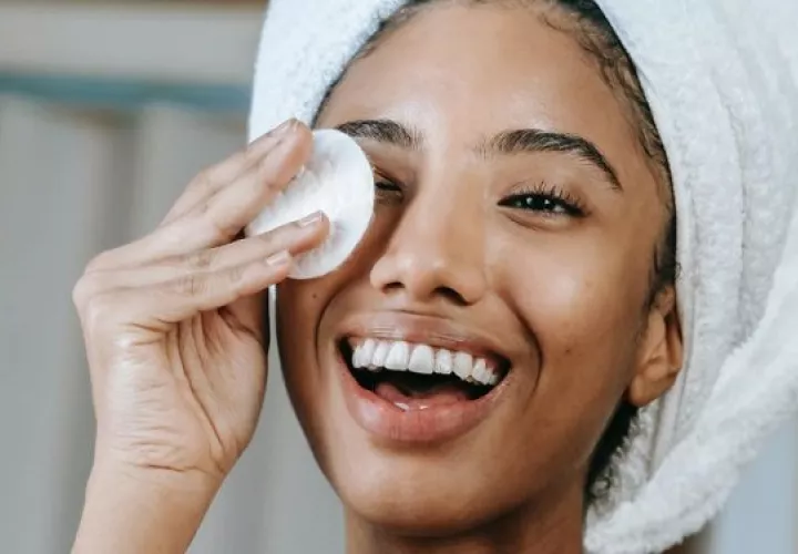 Para remover el maquillaje no necesitan una rutina que tenga muchos pasos, una rutina simple es más que suficiente. Foto: Ilustrativa / Pexels