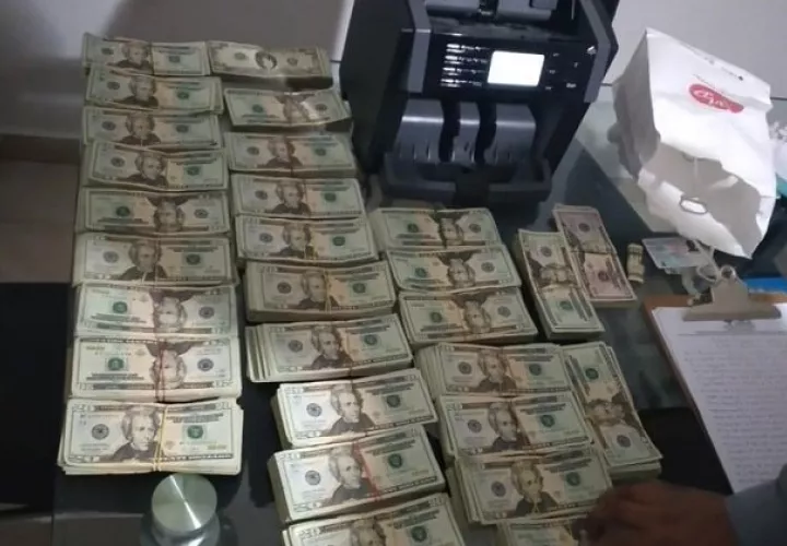 De acuerdo con información de la Policía Nacional, esta alta suma de dinero en efectivo es de dudosa procedencia. Foto cortesía Policía Nacional
