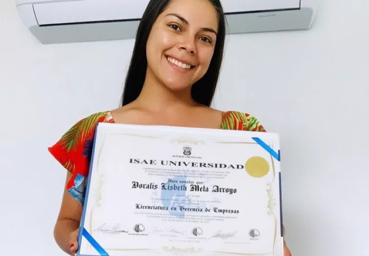 Dolralis Mela obtuvo  su título de Licenciatura en Gerencia de Empresas. Foto: Instagram / @doralismela 