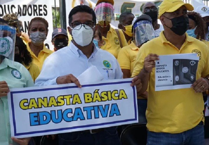 Profesores entregaron el anteproyecto al presidente de la Comisión de Educación, Héctor Brands. Foto de cortesía
