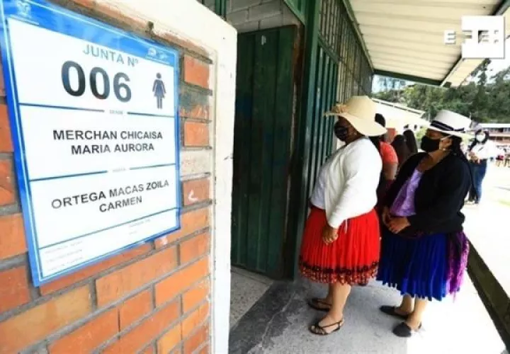 Varias personas esperan para votar en las elecciones generales en Cuenta (Ecuador).
