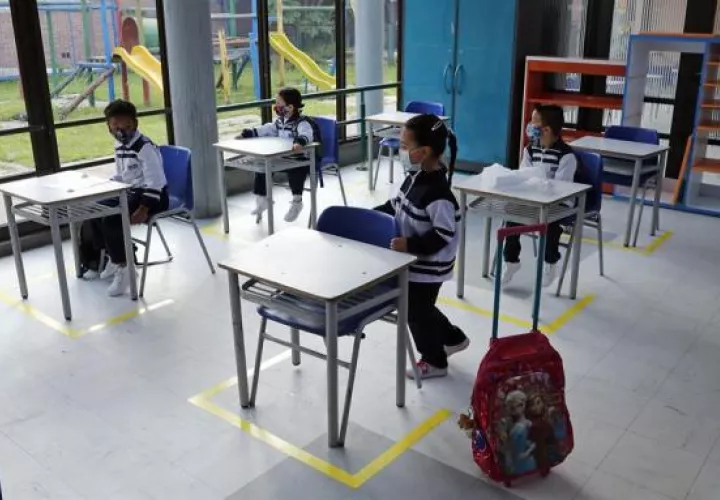 Estudiantes atienden en clase con los pupitres separados respetando las recomendaciones para evitar el contagio por la covid-19.