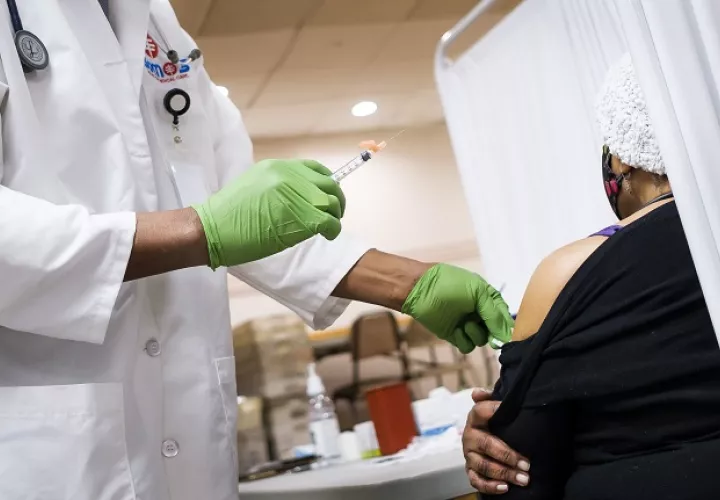 Personal de salud continúa con el proceso de vacunación contra la covid-19 en Estados Unidos. Foto: EFE