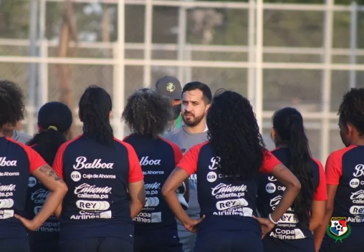 Ignacio "Nacho" Quintana dirige entrenamientos de la selección femenina. Foto: @fepafut