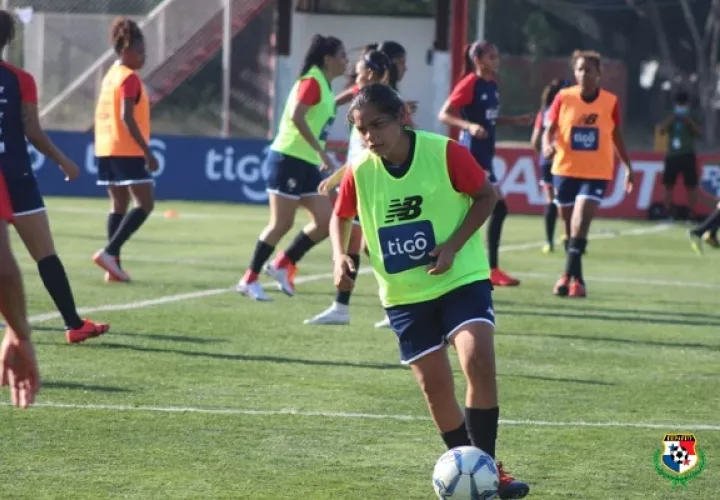 Jugadoras de la selección durante entrenamientos. Foto: @fepafut