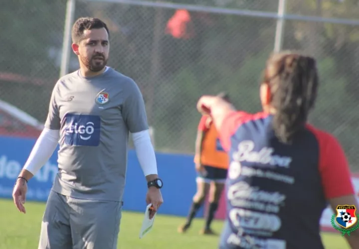 "Nacho" Quintana durante los entrenamientos con la selección femenina. Foto: @fepafut
