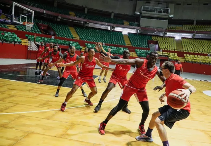 Jugadores de la selección de baloncesto se preparan para sus encuentros frente a Brasil y Uruguay. Foto: @FePaBa