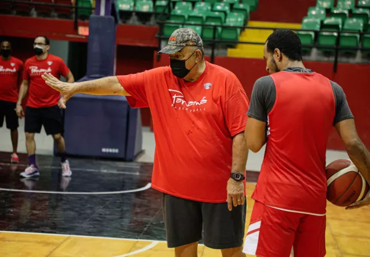 Flor Meléndez dirige entrenamientos de la selección nacional de baloncesto. Foto: @FePaBa