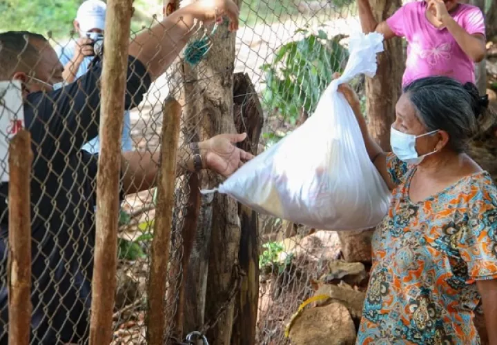 La distribución de bolsas con comida empezó desde esta semana.