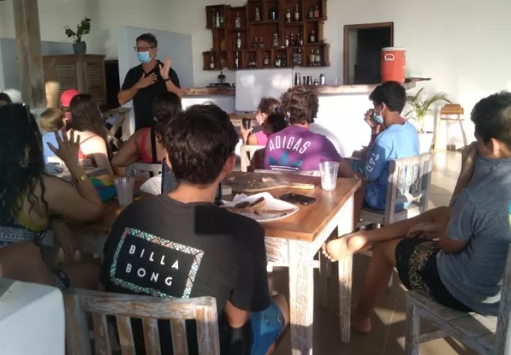 Los jóvenes cumplen con las medidas de bioseguridad y ayudan a la reactivación económica del lugar. Cortesía