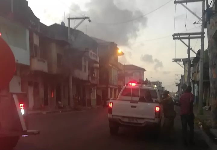 Desde la calle se podía ver humo saliendo del viejo caserón. Foto: Diómedes Sánchez 