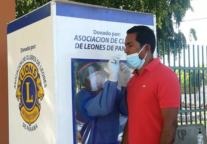    Equipos de Respuesta Rápida del Centro de Salud de San Cristóbal realizaron hoy una jornada de hisopado express en los predios de la Universidad Tecnológica de Panamá, sede de David, Chiriquí. Foto cortesía Minsa
