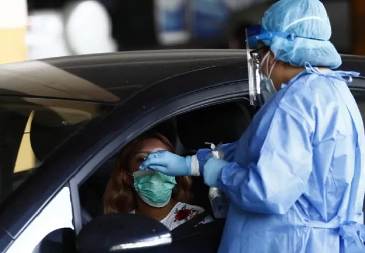 El hisopado express le permite a las personas asintomáticas y sintomáticas con sospechas de estar afectados por covid-19, realizarse las pruebas sin bajarse de sus vehículos. Foto cortesía Minsa