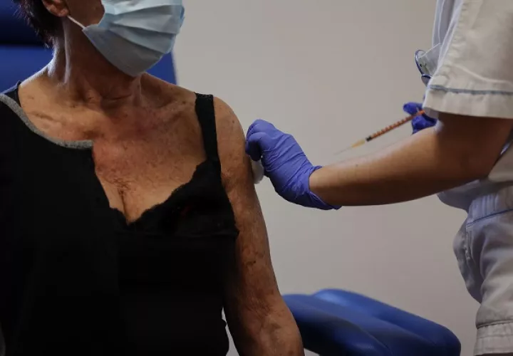 Un trabajador sanitario administra una dosis de la vacuna Pfizer-BioNTech contra la enfermedad por coronavirus, a una persona mayor de 80 años en Roma, Italia. Foto: EFE