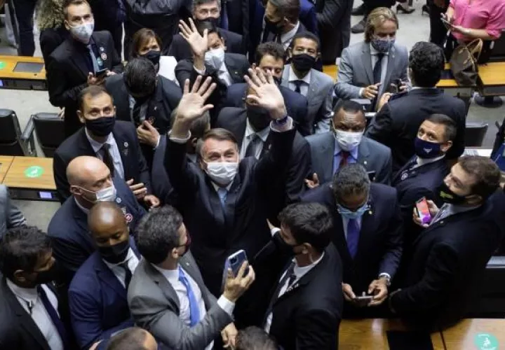 El presidente de Brasil, Jair Bolsonaro (c), participa en la apertura del año legislativo hoy miércoles, en la Conferencia Nacional en Brasilia.
