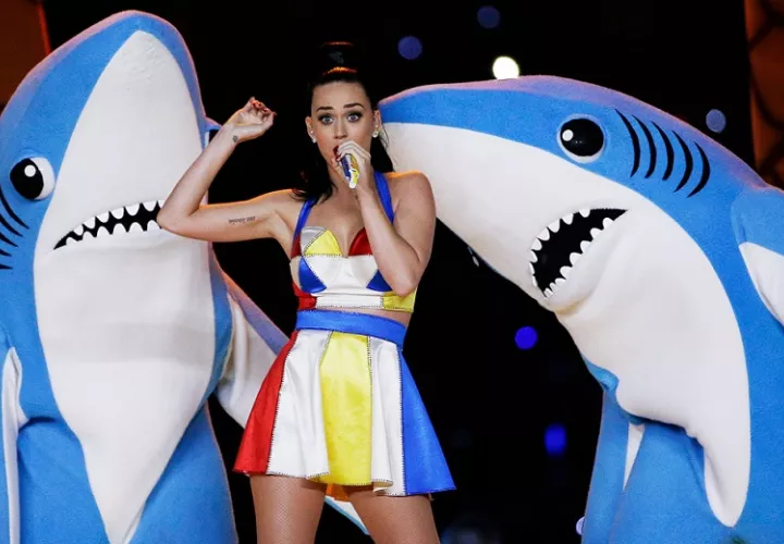 En 2015, Katy Perry se presentó en un colorido escenario, pero uno de los bailarines disfrazado de tiburón, se robó las miradas.  Foto: Archivo