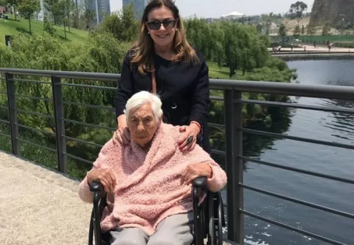 Laura Zapata se encarga del cuidado de su abuela, Eva Mange. Instagram: @laurazapataoficial