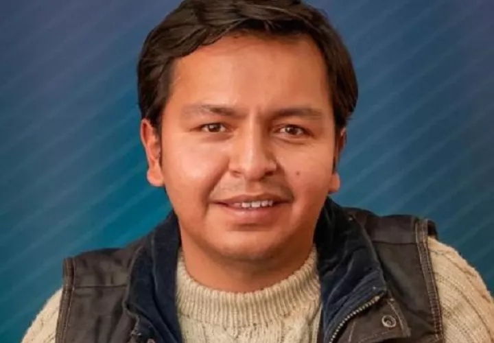  Nelzon V. mientras muestra el billete ganador del primer sorteo de la Lotería Nacional de Bolivia
