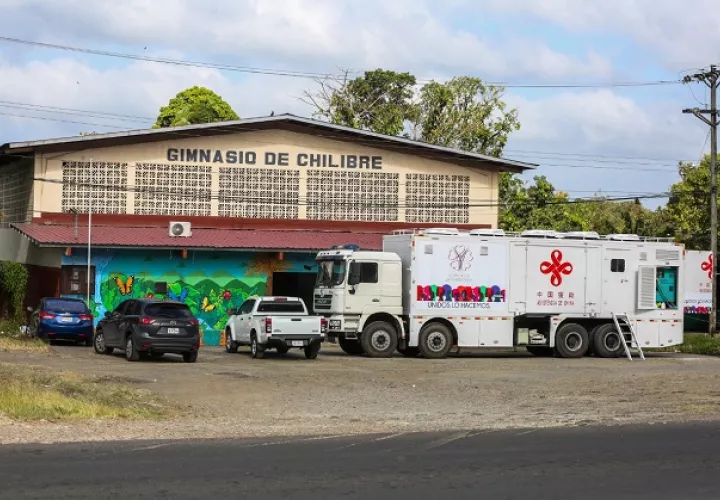 La clínica móvil fue ubicada en las instalaciones del Gimnasio de Chilibre. 