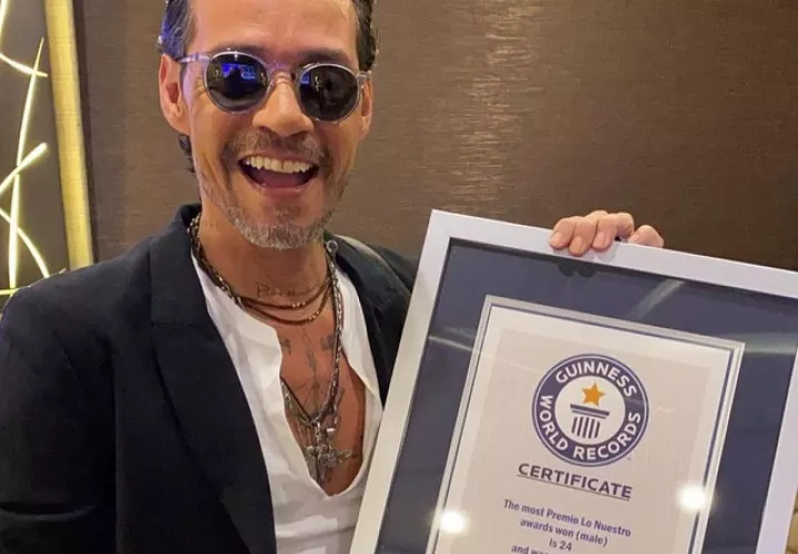 Marc Anthony posando con el pergamino de  Guinness World Records. Foto: Instagram / @marcanthony