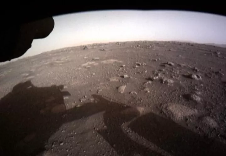 Fotografía del 18 de febrero de 2021 cedida por la NASA, en la que se muestra la primera imagen en color de alta resolución enviada por Hazard Cameras (Hazcams) instalada en la parte inferior del rover Perseverance. Foto: EFE