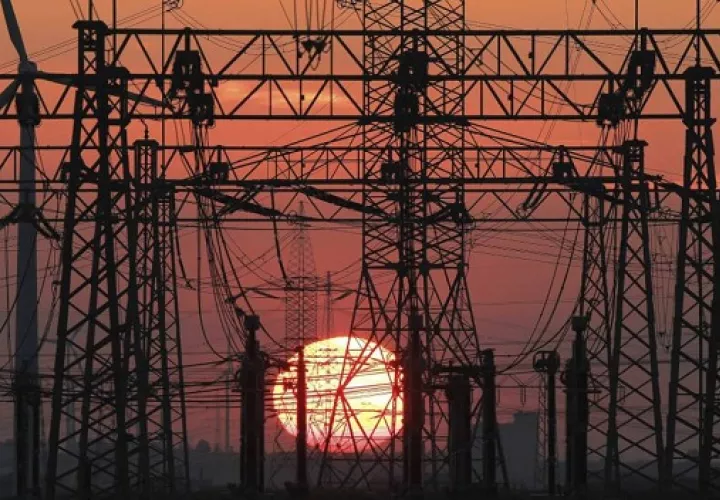 La Cofece advirtió de "lesiones" a la competencia porque la reforma eliminará el criterio económico para siempre despachar primero la electricidad de las plantas hidroeléctricas. Foto/EFE