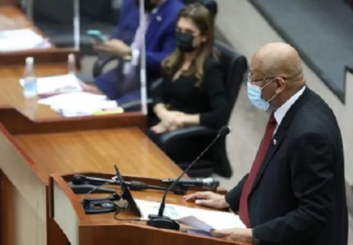 Visiblemente molesto, el ministro Alexander manifestó que el Gobierno sí cuenta con un plan para reactivar la economía del país. Foto de cortesía