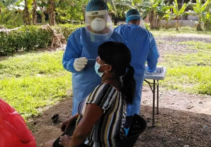 Equipos de Respuesta Rápida efectuaron toma de pruebas de antígenos y PCR a los residentes del corregimiento 4 de Abril en Bocas del Toro. Foto cortesía Minsa