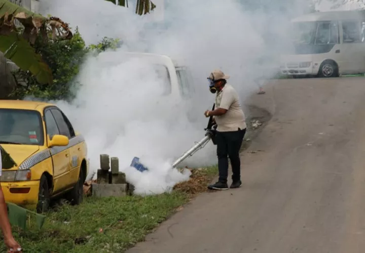Personal del Minsa realiza fumigaciones. 