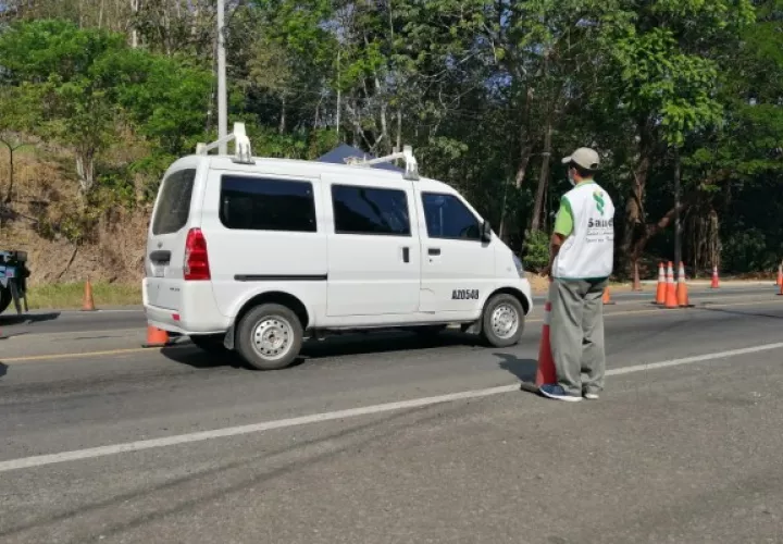 El equipo la oficina regional del Ministerio de Salud (Minsa) se desplegó en el puesto de control de la Policía Nacional (PN) en la Y de Nuevo San Juan, comunidad limítrofe entre las provincias de Panamá y Colón.