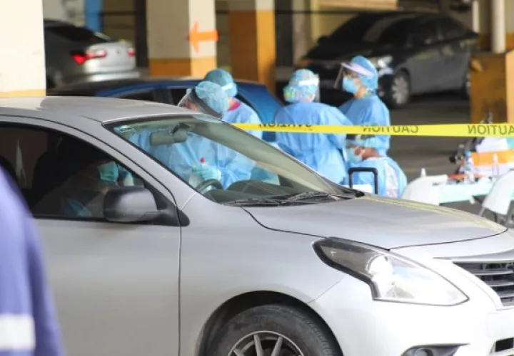 A la fecha en los autos rápidos de hisopados que han sido instalados en diferentes puntos estratégicos, se han realizado 11 mil 906 pruebas y en los Centros de Salud 20 mil 932, a estos puestos no sólo acuden personas en sus vehículos, sino a pie también.