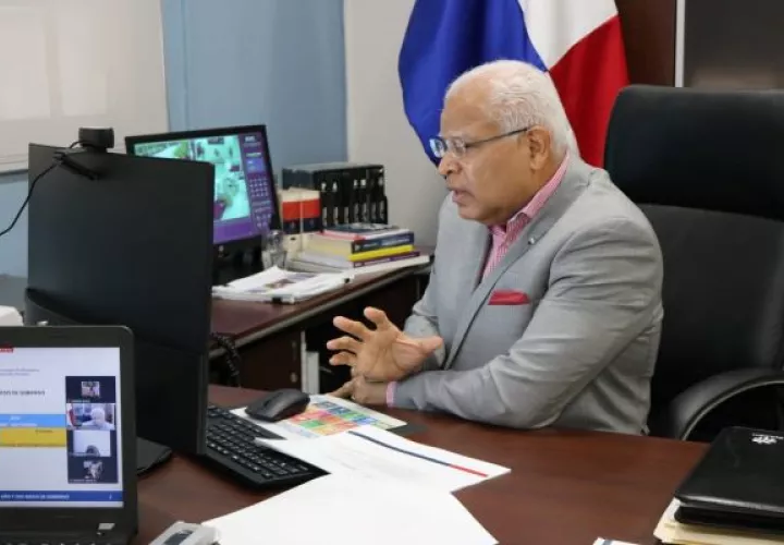 Moisés Veliz Arosemana renuncia al Inadeh.