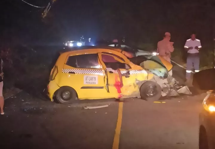 El taxi mostraba serios daños en su parte frontal y quedó de lado en la vía. Foto: Eric A. Montenegro