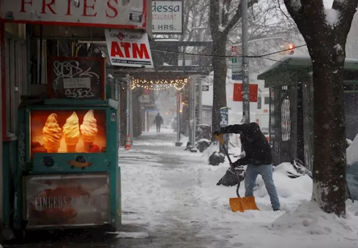 Un hombre quita nieve a lo largo de St. Mark's Place, durante una tormenta de nieve en Nueva York. Foto:EFE