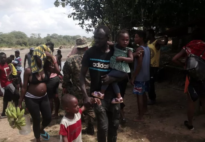 Un padre haitiano carga a su hija de cuatro meses en la comunidad de Bajo Chiquito, luego de real