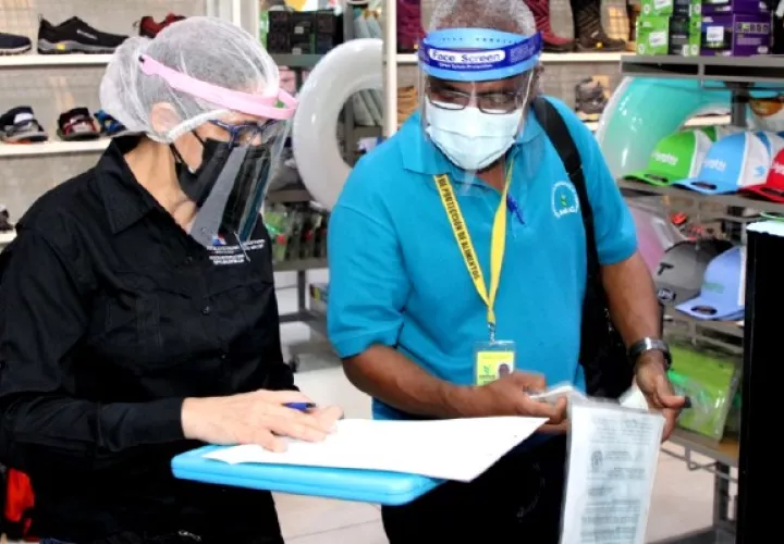 Citaciones y multas a comercios por incumplir normas sanitarias. Foto: Cortesía