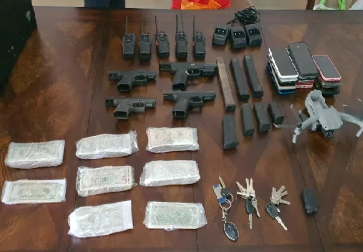 Las autoridades encontraron cuatro armas y más de $7,000.00 en efectivo.