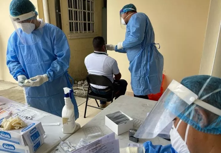 Personal de salud realizó ayer una jornada de toma de pruebas de antígenos y PCR a colaboradores del Órgano Judicial del corregimiento de Changuinola, en Bocas del Toro. Foto cortesía Minsa