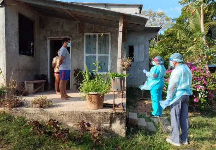 Equipo de Respuesta Rápida examina y da seguimiento a pacientes covid-19 positivos con enfermedades crónicas en los sectores de San José centro, Llano Grande y Los Llanitos, en Panamá Oeste. Foto cortesía CSS
