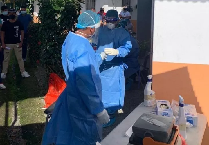 Personal de salud no baja la guardia en su lucha contra la covid-19 en Panamá. Foto cortesía Minsa