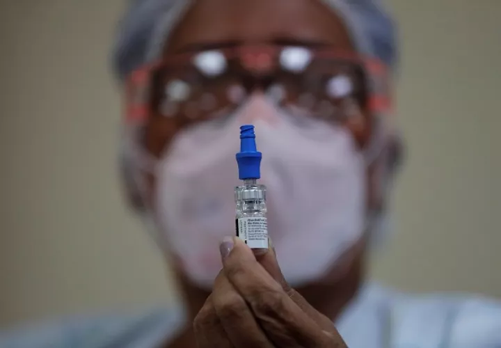 Personal de salud continúa con la aplicación de la vacuna de Pfizer. Foto: EFE