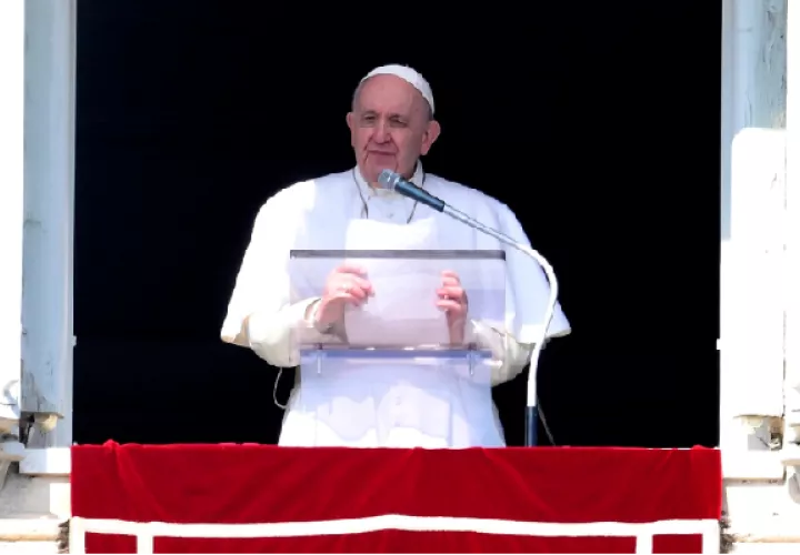 Francisco celebró el Angelus ante los fieles asomado a la plaza de San Pedro desde el palacio pontificio. Foto:EFE