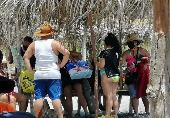 Familias regresan a las playas.