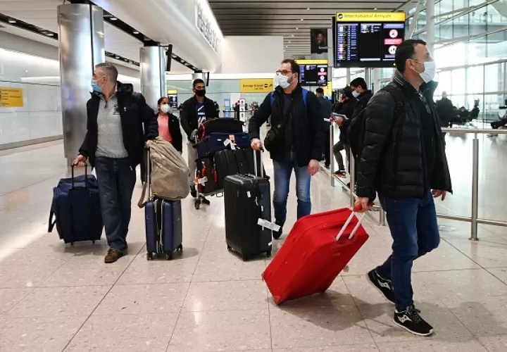 Los viajeros deberán facilitar sus detalles personales y el domicilio en el Reino Unido. Foto: EFE