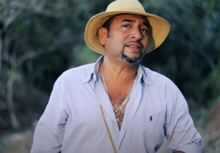 Tavo Flores le dedicó el video a su madre. Foto: Youtube