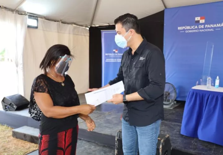 El evento protocolar, estuvo liderizado por el gerente general del Banco Hipotecario Nacional (BHN), Gean Marc Córdoba y durante la actividad se entregaron 10 escrituras públicas, mientras que las 229 restantes se llevaron de casa en casa, a fin de evitar la aglomeración y así cumplir con las medidas de bioseguridad.  