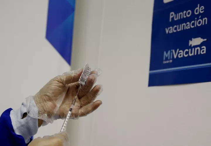 Se están haciendo estudios para conocer la eficacia de las vacunas autorizadas contra las variantes de coronavirus que surgieron en el Reino Unido, Sudáfrica y Brasil. Foto: EFE