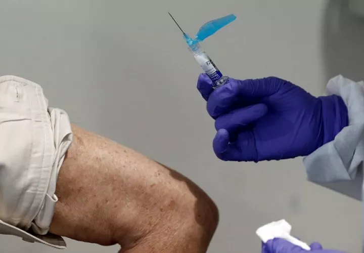Los profesionales de la salud integran el grupo prioritario de vacunación.
