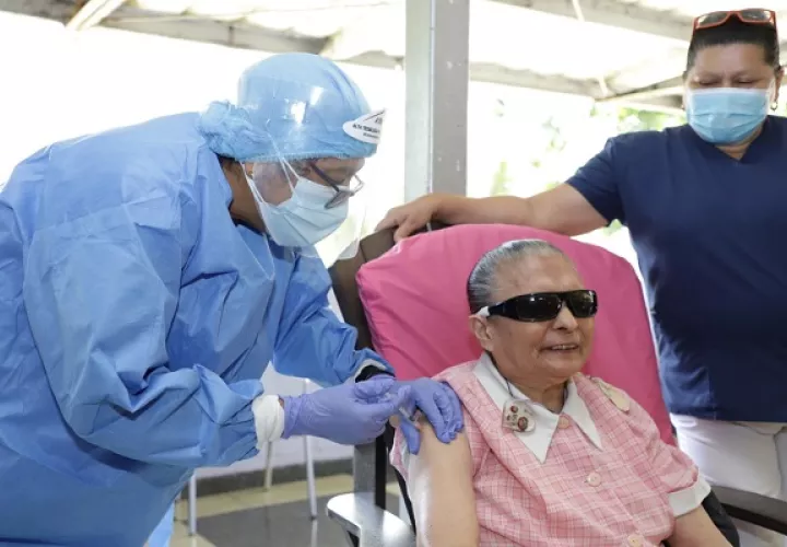 La vacunación en adultos mayores en cama ya comenzó.